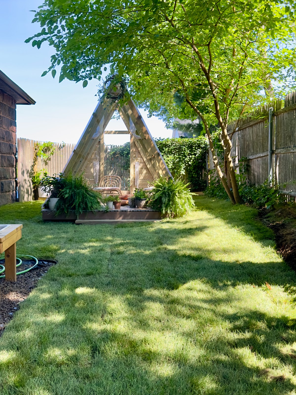 The garden and the wooden hideaway at The Spanish Playhouse